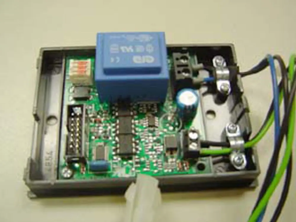Schaltungseinheit von Remeha mit mehreren elektronischen Bauteilen, einem Relay und Anschlussklemmen, in einem kompakten Kunststoffgehäuse.